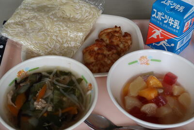 塩ラーメン、タコ型たこ焼き、フルーツポンチ、中華麺、牛乳