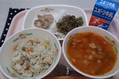鶏肉の香草焼き、ごぼうのペペロンチチーノサラダ、ミネストローネ、エビピラフ、牛乳
