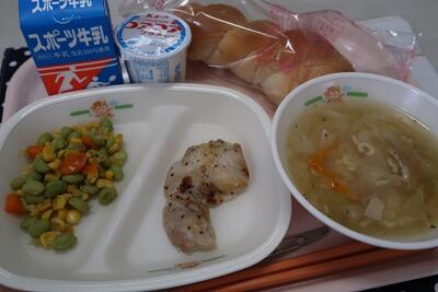 鶏肉のハニーマスタード焼き、枝豆とコーンのソテー、ＡＢＣスープ、ツイストパン、ヨーグルト、牛乳