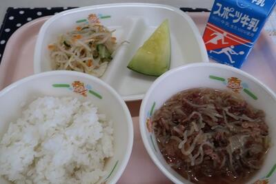 牛丼、メロン、もやしとちくわの甘酢和え、ご飯、牛乳
