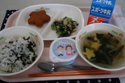 星型コロッケ、小松菜とかんぴょうのごま和え、七夕汁、わかめご飯、七夕ゼリー、牛乳