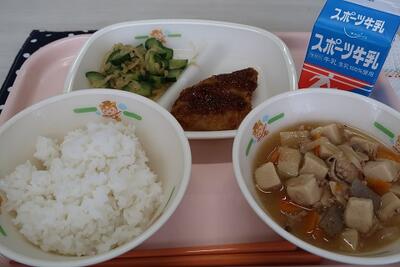 白身魚フライ、高野豆腐のそぼろ煮、きゅうりとたくあんのカクヤ、ご飯、牛乳