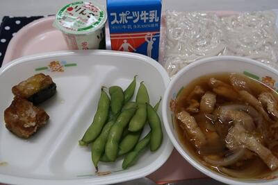 きつねうどん、かぼちゃの蜜がらめ、枝豆、地粉うどん、ヨーグルト、牛乳