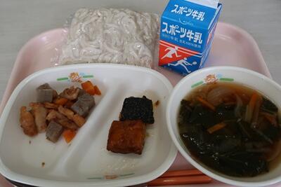 五目うどん、地粉うどん、かぼちゃの蜜がらめ、こんにゃくのおかか煮、牛乳