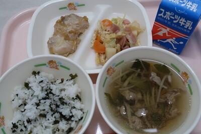 鶏肉の薬味ソース、じゃが芋の和風サラダ、沢煮椀、ご飯、牛乳