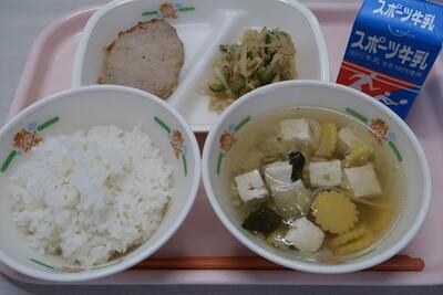 豚肉のみそ漬け焼き、切り干し大根のはりはり漬け、菊かまぼこのすまし汁、ご飯、牛乳