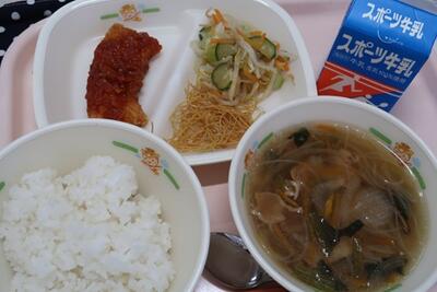 イカのチリソース、パリパリ中華サラダ、ちゃーめん（サラダ）、春雨スープ、ご飯、牛乳