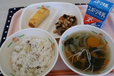 ＜十五夜献立＞  厚焼き玉子、昆布豆、お月見汁、ご飯、牛乳