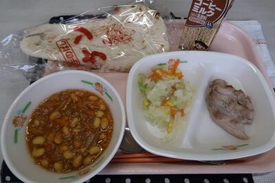 カレービーンズ、鶏肉の香草焼き、コールスローサラダ、ナン、コーヒーミルク