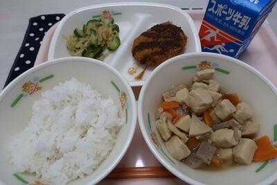 高野豆腐のうま煮、ポテトコロッケ、きゅうりとたくあんのカクヤ、ご飯、牛乳