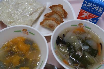 塩ラーメン、揚げぎょうざ、フルーツポンチ、中華麺、牛乳
