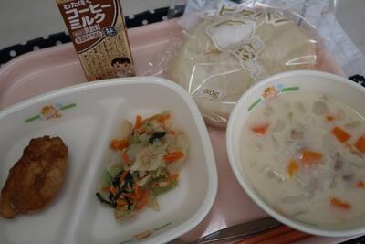 鶏肉のスパイシー焼き、ツナサラダ、野菜チャウダー、ピタパン、コーヒーミルク