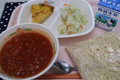 ミートソース、スパニッシュオムレツ、コールスローサラダ、スパゲッティ、牛乳