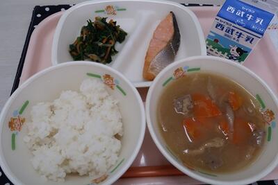 鮭の塩焼き、ほうれん草のおひたし、豚汁、ご飯、牛乳