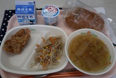 鶏肉の唐揚げ、ごぼうサラダ、野菜スープ、おさつゴマパン、ヨーグルト、牛乳