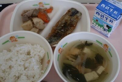 秋刀魚の蒲焼き、里芋のそぼろ煮、秋のすまし汁、ご飯、牛乳