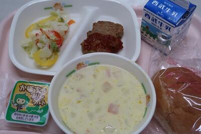 かぼちゃ型ハンバーグ、イタリアンサラダ、コーンクリームスープ、子供パン、かぼちゃプリンタルト、牛乳