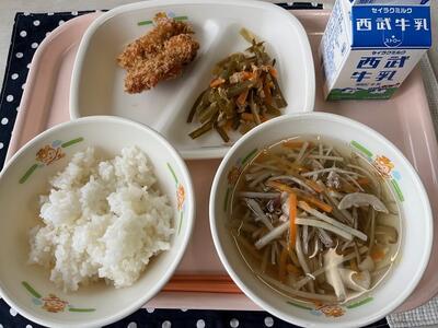 手作りメンチカツ、茎わかめとツナの炒め煮、沢煮椀、ご飯、牛乳