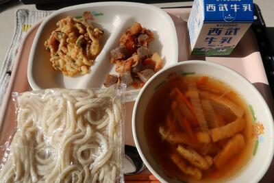 きつねうどん、野菜のかき揚げ、こんにゃくのおかか煮、地粉うどん、牛乳