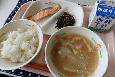 鮭の塩焼き、ひじきの炒め煮、キャベツの豚汁、ご飯、牛乳