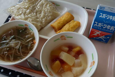 もやしラーメン、カレー春巻き、フルーツポンチ、牛乳