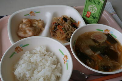鶏肉の薬味ソース、チャプチェ、トッポギ入りわかめスープ、ご飯、お茶