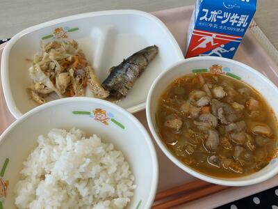 鰯の梅煮、根菜と鶏肉のピリ辛煮、五目ごま和え、ご飯、牛乳