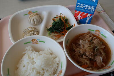 プルコギ丼、ニラ饅頭、人参と小松菜の香味和え、ご飯、牛乳