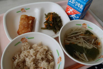 イカの竜田揚げ、茎わかめとツナの炒め煮、沢煮椀、かて飯、牛乳