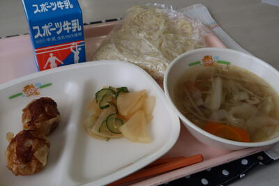 塩ラーメン、揚げしゅうまい、大根ときゅうりのオイル漬け、中華麺、牛乳