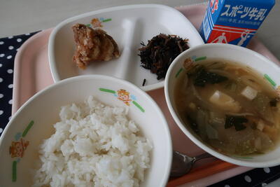 鶏肉の唐揚げ、ひじきの炒め煮、ごま味噌汁、ご飯、牛乳